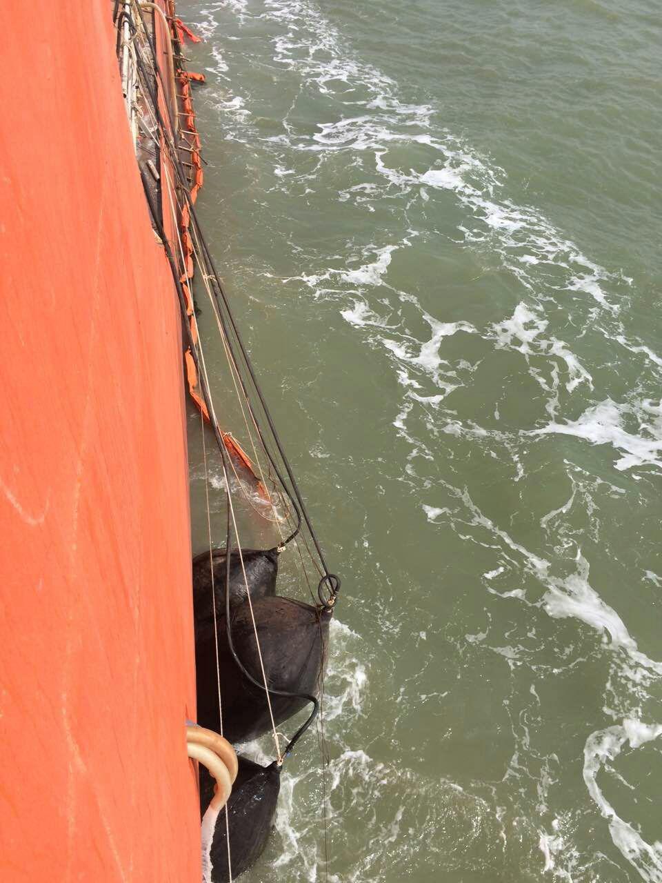 青岛永泰助浮气囊助力万吨搁浅油轮成功脱困